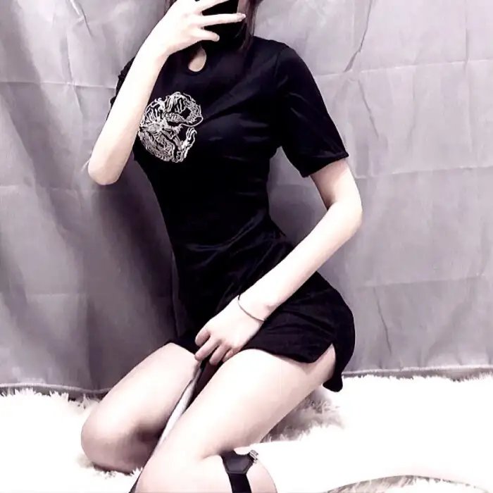 盛开的樱花林下
